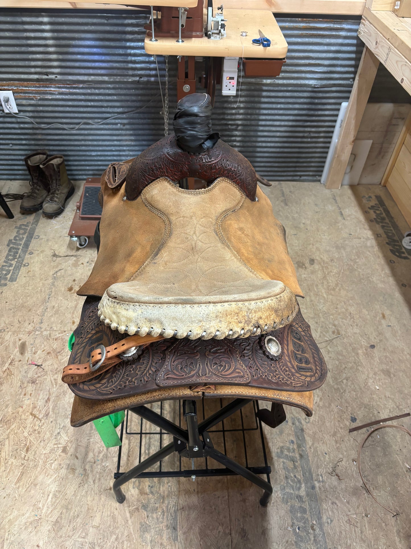 Paul Ammerman 15" Team Roper saddle.