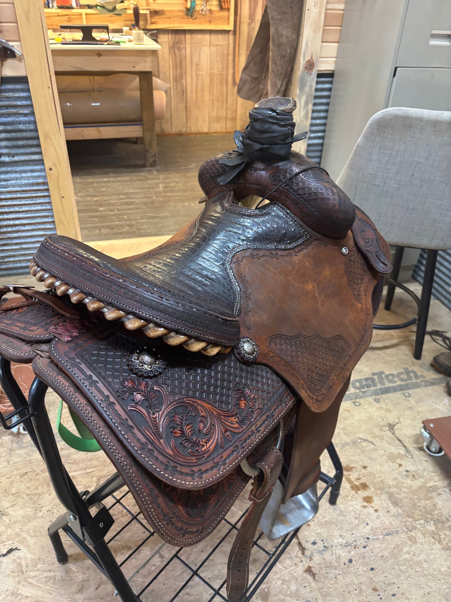 C and L custom 14" team roper saddle